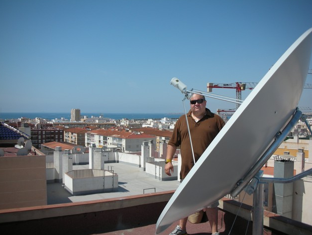 BIG SATELLITE DISH IN TORREVIEJA 1.9 FAMAVAL SATELLITE DISH PRIME FOCUS DISH WITH INVACOM LNB C-120 FLANGE INSTALLED ON ROOF FOR COMMUNITY INSTALLTION